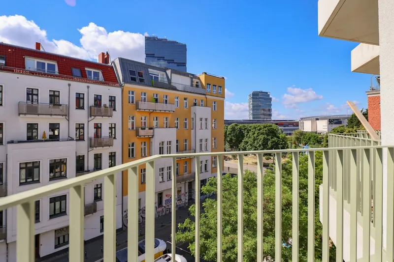 Smart wohnen an der Warschauer Straße! Möbliertes Neubaustudio mit Balkon in bester Lage! — photo 1